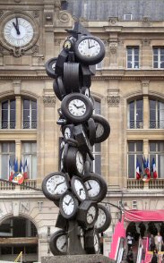 Arman : l'Heure pour tous, devant la gare Saint-Lazare.