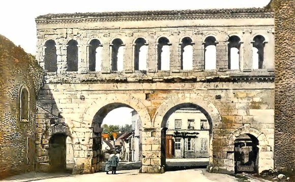 Autun : la porte Saint-Andr�.