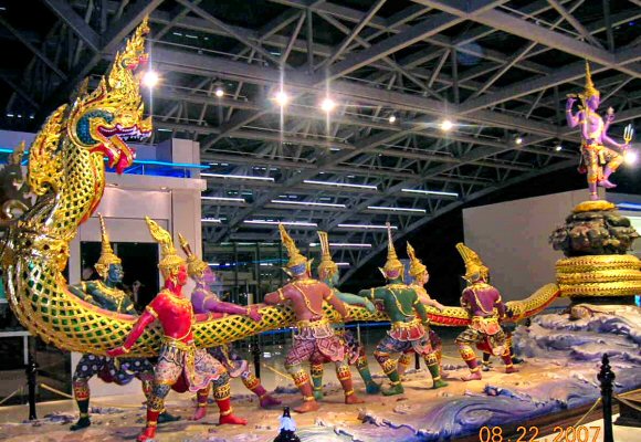 Bangkok : sculpture repr�sentant le barattement de la mer de lait.