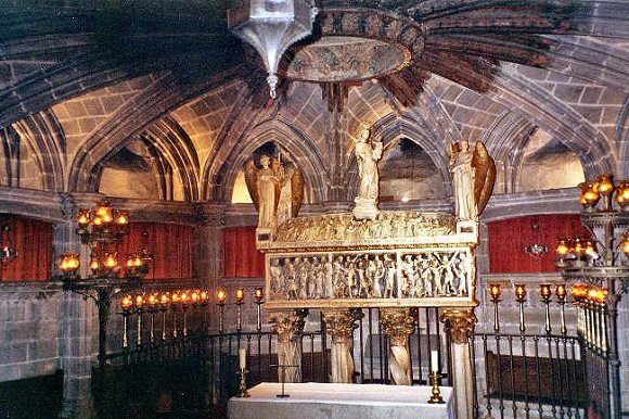 Barcelone : la crypte de la cath�drale.