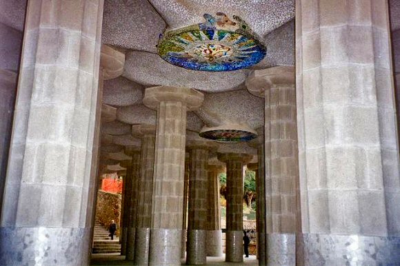 Barcelone : colonnes au parc Guell.