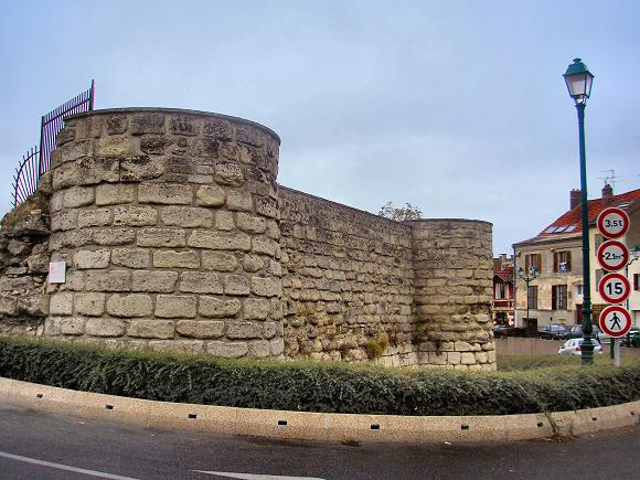 Beaumont-sur-Oise : rempart du ch�teau.
