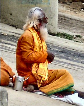 Varanasi : pri�re face sur les bords du Gange.