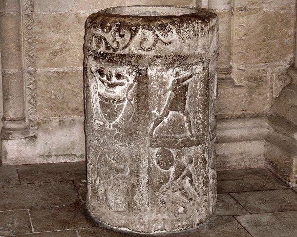 B�nitier de l'�glise Saint-Ours, � Loches.