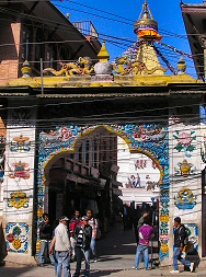 Bodhnath : acc�s � la place du grand Stupa.