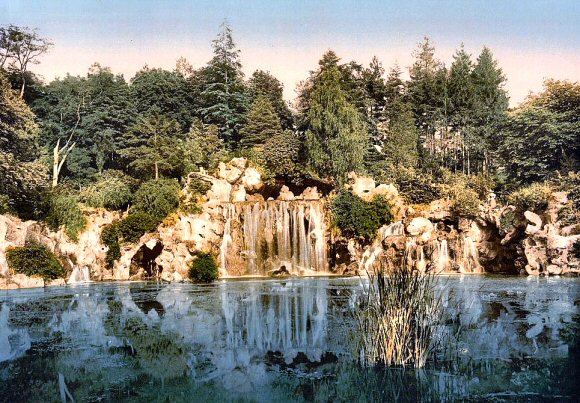 Bois de Boulogne : la cascade.