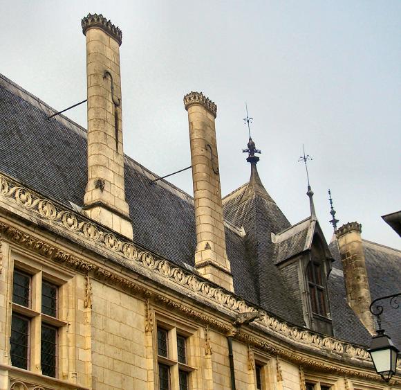 Chemin�es du Palais Jacques Coeur, � Bourges.