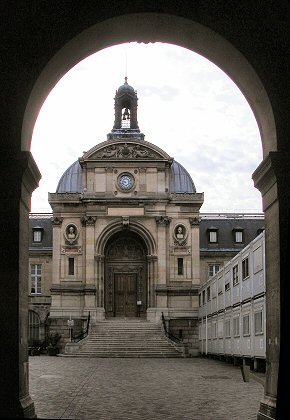 Cour d'honneur du CNAM, � Paris (3e arrondissement).