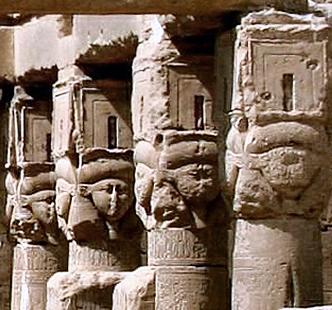 Denderah : chapiteaux hathoriques.
