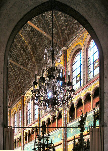L'int�rieur de l'�glise Saint-Aignan, � Chartres.