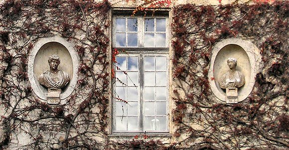 Cr�py-en-Valois : bustes de la Maison Saint-Joseph.