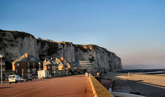 Dieppe : les falaises et la plage.
