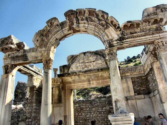 Eph�se : le temple d'Hadrien.