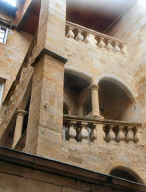 Figeac : un escalier ext�rieur.