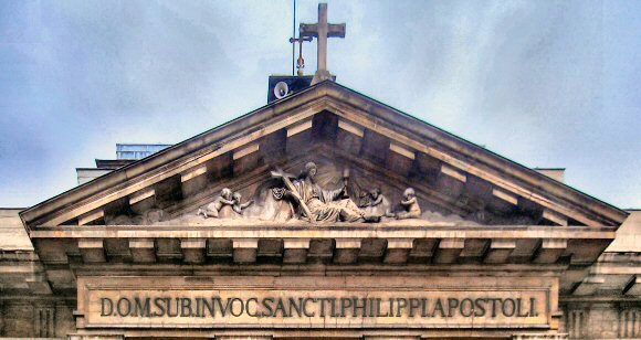 Paris : fronton de l'�glise saint-Philippe-du-Roule.