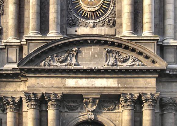 Fronton circulaire.