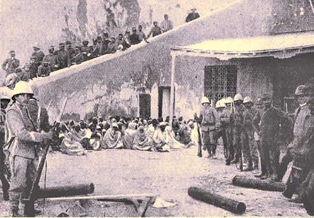 Poste de police italien dans les rues de Tripoli.