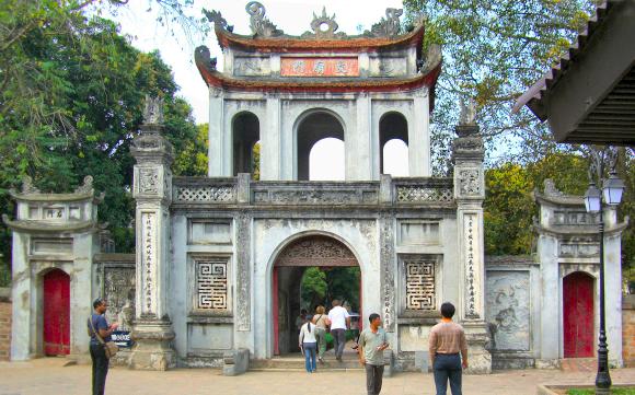 Hano� : porte du temple de la litt�rature.