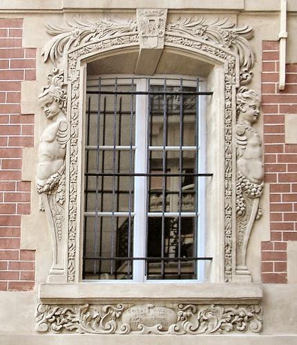 Fen�tre de l'H�tel Fieubet, � Paris (4e arrondissement).