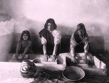 Femmes broyant du ma�s � Laguna Pueblo.