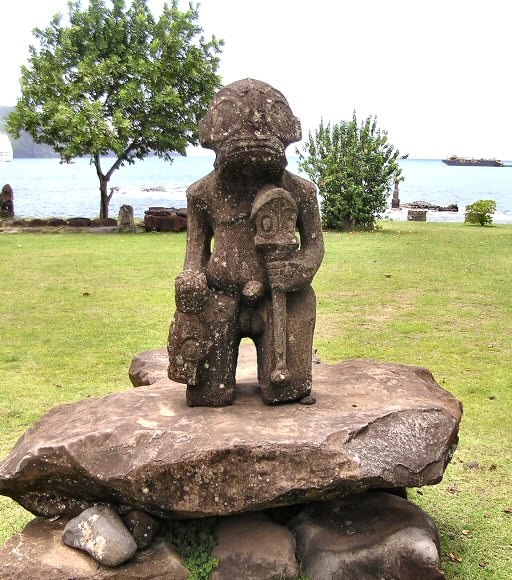 Iles Marquises : un tiki, � Nuku Hiva.