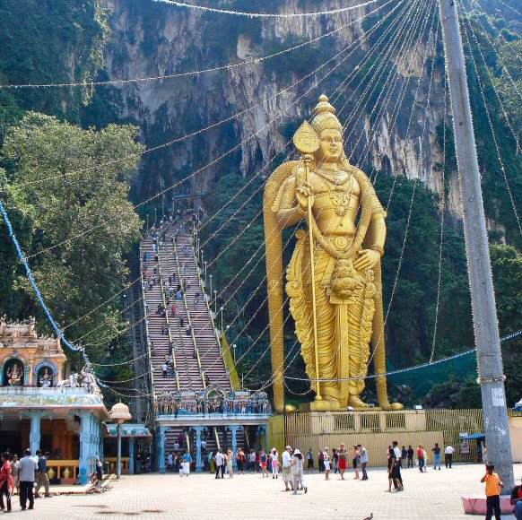 Statue de Murugan, devant les grottes de Batu (Malaisie).