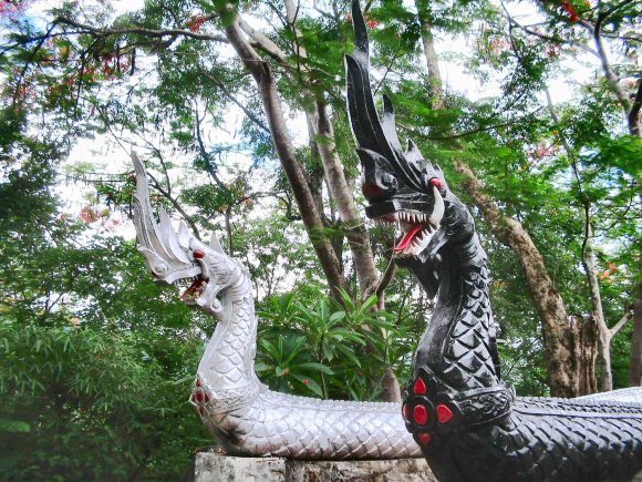 Laos : Nagas, � Louangphrabang