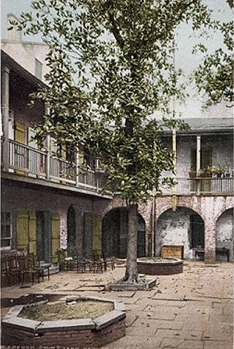 Nouvelle-Orl�ans : cour d'une maison, dans le Vieux Carr�.