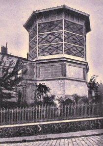 Paris : l'ancien ch�teau d'eau de Montmartre.
