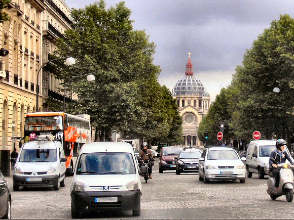 Paris : boulevard Malesherbes et �glise Saint-Augustin.
