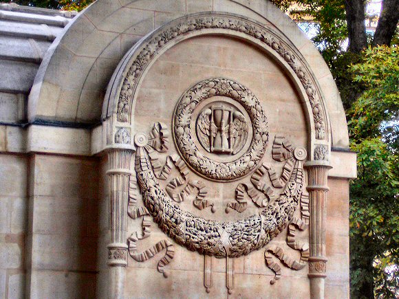 Paris : ornementation de la Chapelle expiatoire.