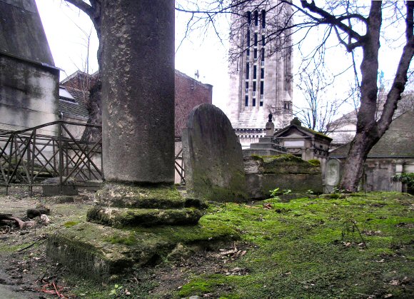 Paris : le cimeti�re du Calvaire, � Montmartre.