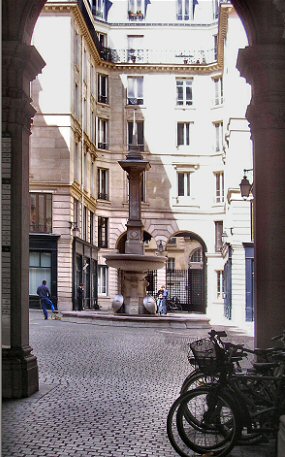 Paris : la cour des Fermes.