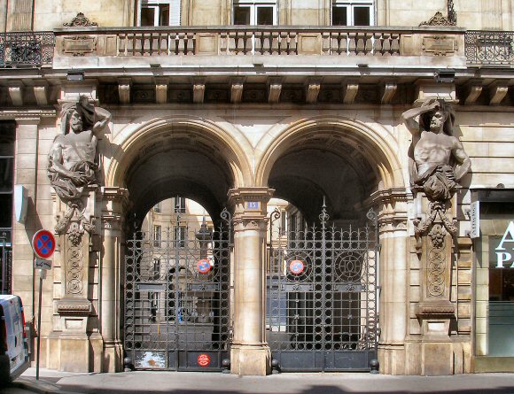 Paris : entr�e de la Cour des Fermes, rue du Louvre.