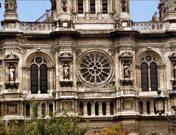 Paris : fa�ade de l'�glise de la Trinit�.