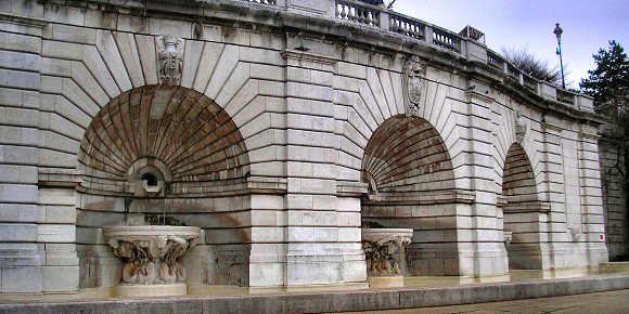 Paris : la fontaine des Dieux marins, � Montmartre.