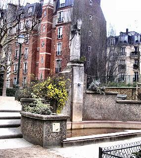 Paris : la fontaine Saint-Denis du square Susanne Buisson.