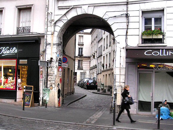 Paris : le passage des Abbesses.