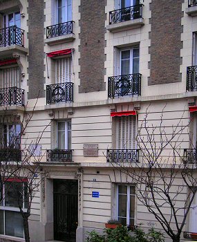 Paris : le  2 de la place Marcel Aym�, � Montmartre.