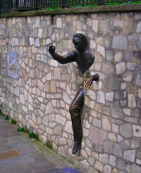 Paris : le Passe-Muraille, place Marcel Aym�.