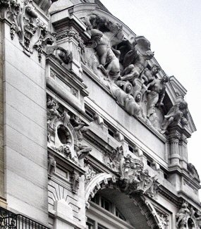 Paris : fa�ade des anciens magasins Dufayel, rue de Clignancourt.