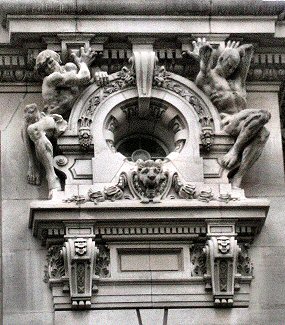 Paris : caryatides des anciens magasins Dufayel, rue de Clignancourt.