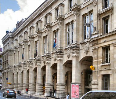 Paris : l'h�tel des Postes, rue du Louvre.