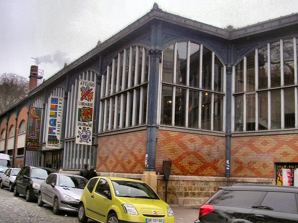 Paris : la Halle Saint-Pierre, rue Ronsard.