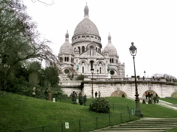 Paris : l'�glise du sacr�-Coeur et le square Louise-Michel.