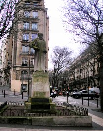 Paris : statue d'Eug�ne Carri�re � l'angle de la rue Caulaincourt et de l'avenue Junot