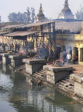 Katmandou : ghats de cr�mation � Pashupatinath.