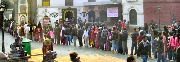 Katmandou : l'entr�e du Temple d'or de Pashupatinath.