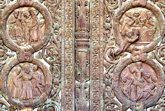 Basilique de Saint-Denis : d�tails des bas-reliefs de la porte centrale.