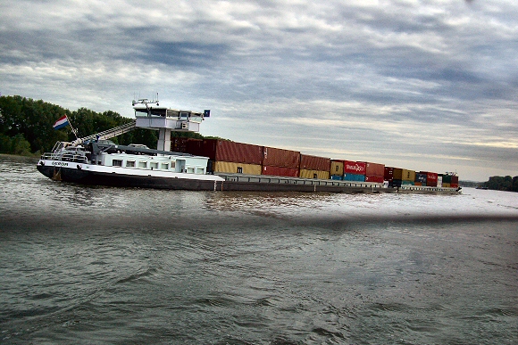 Rhin : transport de containers.